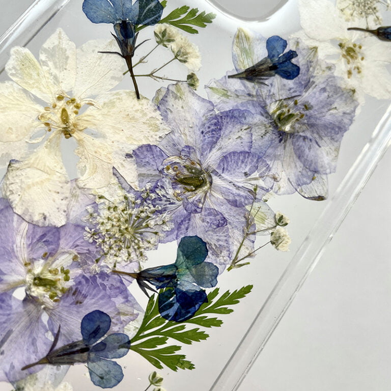 Iphone Hoesje Met Echte Bloemen Blauw Wit En Paarstinten Planttools